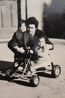 SimĂłn en su coche de pedales SimĂłnen su coche de pedales